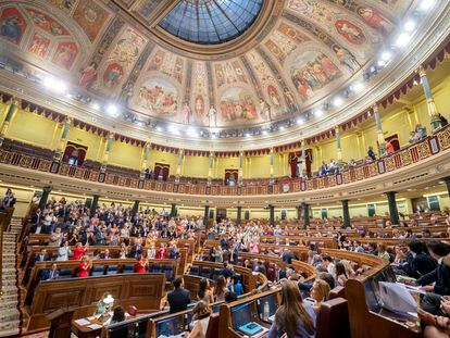 Miembros del Congreso de los Diputados aplauden a represaliados del franquismo tras aprobarse el proyecto de ley de Memoria Democrática, el pasado 13 de julio.