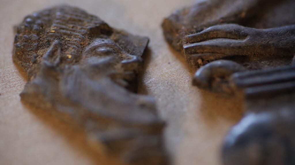 Fragmento de una cabeza de griego, estilo arcaico, de la segunda serie de marfiles halladas en el yacimiento. En este caso, es del siglo VII o el VI antes de Cristo. No se sabe aún si es marfil de elefante o hipopótamo. 