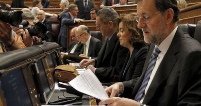 El presidente del Gobierno, Mariano Rajoy, revisa unos documentos al inicio de la sesión de control al Ejecutivo.