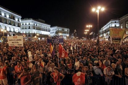 La manifestaci&oacute;n de Madrid contra los recortes, que ha reunido a cientos de miles de personas, ha terminado en una concetraci&oacute;n en la Puerta del Sol