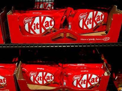 FILE PHOTO: KitKat chocolates are pictured in a shop at Nestle headquarters in Vevey