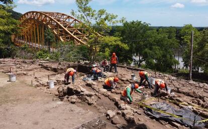 Personal del Instituto Nacional de Antropología e Historia (INAH) trabaja sobre los restos arqueológicos localizados en la construcción del Tren Maya.