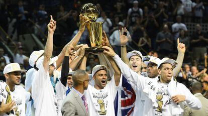 El equipo de San Antonio Spurs tras proclamarse campeones de la NBA.