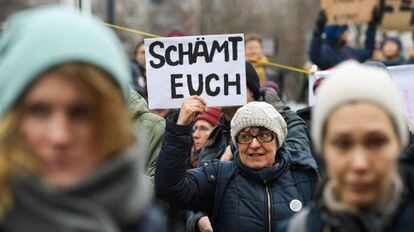 Una mujer sujeta un cartel que dice "avergonzaos".