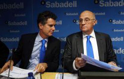 El presidente de Banco Sabadell, Josep Oliu (derecha), y el consejero delegado de la entidad, Jaime Guardiola (izquierda).