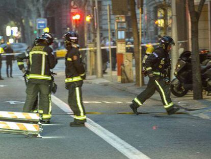 Bomberos trabajan en la extinción de un incendio, imagen de archivo.