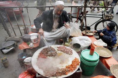 Un vendedor callejero afgano en una calle de Kabul.