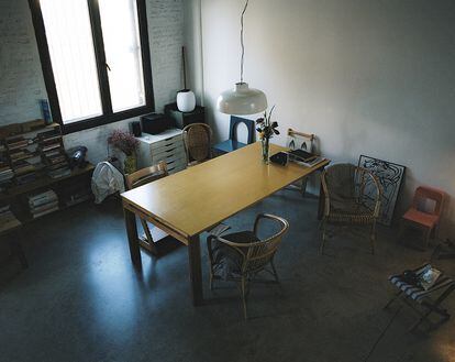 En el salón, prototipo de mesa de la colección Kamanar, creada por AOO para una escuela de Senegal, lámpara de techo M68 de Miguel Milá, editada por Santa & Cole, y las sillas de bambú Salvador, también un diseño original de Milá, editadas por AOO.
