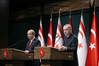 El presidente de Turquía, Recep Tayyip Erdogan (derecha), junto al nuevo presidente de la República Turca del Norte de Chipre, Ersin Tatar, durante una rueda de prensa en Ankara el 6 de octubre de 2020.