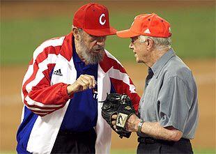 Fidel Castro (izquierda) y Jimmy Carter, tras un partido amistoso de béisbol en La Habana, en mayo pasado.