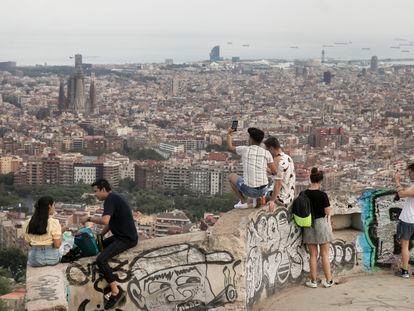 Turistas y vecinos de Barcelona acuden a los bunkers de las baterías del Carmelo para presenciar las vistas de Barcelona durante el atardecer.