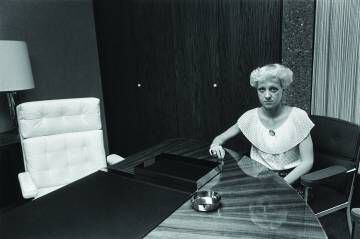 'Reflection', una mujer reflejada en la mesa de su jefe, simbología del incipiente estrés de las grandes corporaciones.