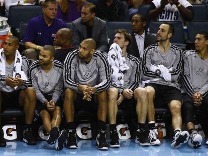 Parker, Duncan, Splitter, Ginobili y Green, en el banquillo Spurs.