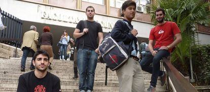Estudiantes de Erasmus a las puertas de una Universidad de Roma.