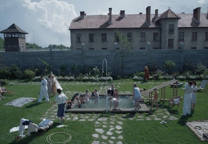 Una imagen de 'La zona de interés', con el jardín de la casa del comandante de Auschwitz y, al fondo, el campo.
