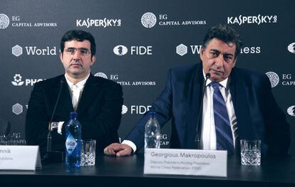 Georgios Makrópulos, a la derecha, junto al ruso Vladímir Krámnik, excampeón del mundo, el pasado marzo durante la conferencia de prensa inaugural del Torneo de Candidatos en Berlín