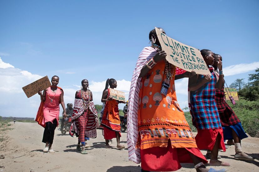 Kenia. Mujeres de la comunidad masai con pancartas en la protesta global “Fridays for turure” exigen medidas contudentes por parte de los líderes mundiales para hacer frente al cambio climático en la localidad de Kajado. 