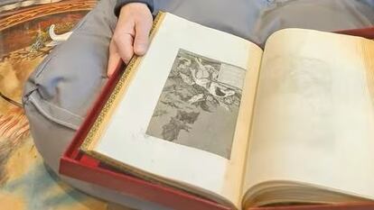 El librero Bernard Saphero muestra la primera edición de los 'Caprichos' de Goya en su tienda de Londres.