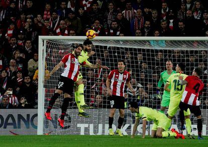 Gerard Piqué defiende su portería ante Raúl García.