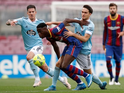 El jugador del FC Barcelona Ilaix Moriba protege el balón ante la defensa de Dennis Suárez, del Celta de Vigo, durante el partido de la penúltima jornada de LaLiga.