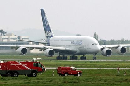 El A380 efectúa pruebas de rodaje sobre la pista 32 del aeropuerto francés de Toulouse-Blagnac.