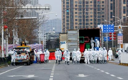 Técnicos desinfectando un mercado, el sábado 4 en Wuhan (China).