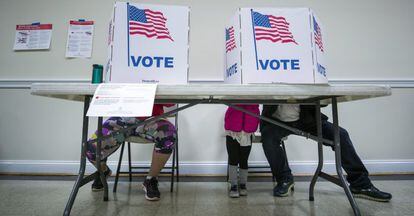 Unos ciudadanos estadounidenses votan en un colegio electoral durante la jornada de elecciones presidenciales en Estados Unidos, en Fairfax (Virginia, EE.UU.) .