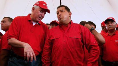 El exministro de Energía y Petróleo Rafael Ramírez (izquierda) y el expresidente de Venezuela Hugo Chávez en una visita a los trabajadores de PDVSAy en Caracas, en octubre de 2008.
