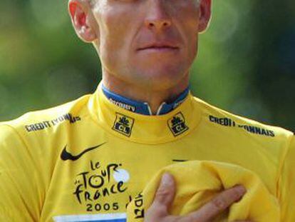 Armstrong escucha el himno estadounidense en los Campos Elíseos de París tras lograr su séptimo Tour.