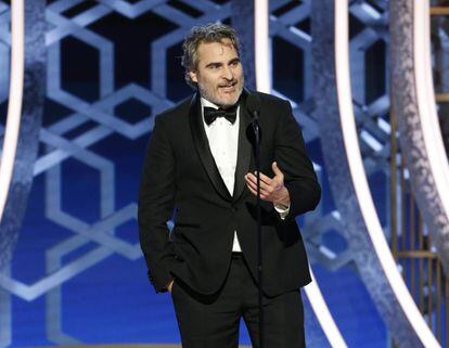 Joaquin Phoenix recoge el premio al mejor actor.