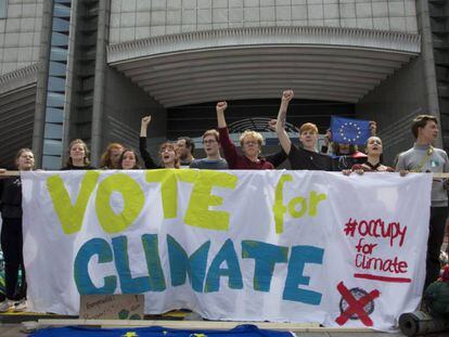 Un grupo de jóvenes pide el voto por el clima frente a la Eurocámara, el pasado domingo, en Bruselas.