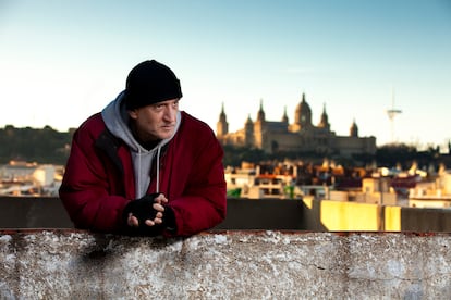 El escritor Aro Sáinz de la Maza, en la azotea de su estudio en Barcelona, en 2019.