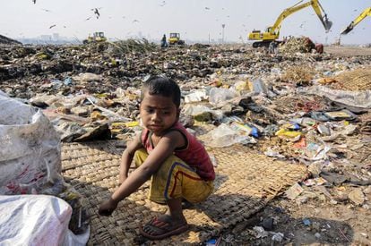 Innumerables niños de apenas seis años de edad trabajan en el vertedero de Dacca recogiendo basura.