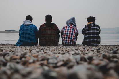 Cuatro adolescentes miran al horizonte.