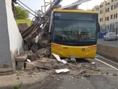 Caída de un muro sobre una guagua en Las Palmas de Gran Canaria