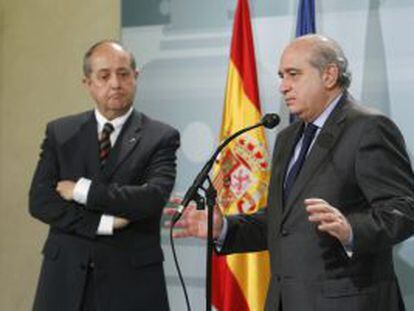 El ministro del Interior, Jorge Fern&aacute;ndez, con el consejero catal&aacute;n del ramo, Felip Puig.