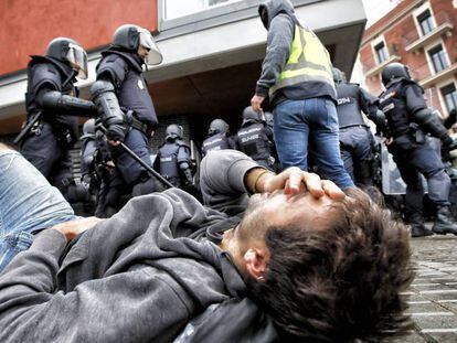 Un joven tras una carga de la Policía Nacional en la Escuela Mediterrània de Barcelona.