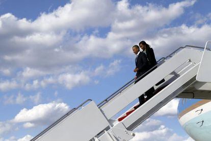 Barack y Michelle Obama descienden del Air Force One en Boston.