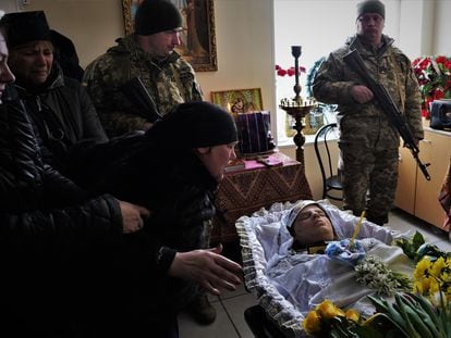 Olena ante el cuerpo de su única hija, Yana Rijlitska, de 29 años, que murió durante un ataque ruso mientras realizaba una evacuación el pasado viernes cerca de Bajmut.