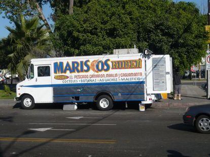 Mariscos Rubén, un foodtruck clásico de mariscos estilo Sonora regentado por la señora Mirta. Los tacos de marlín a las brasas son deliciosos y el aguachile de callo de hacha, del tamaño de un puño, es una bendición.