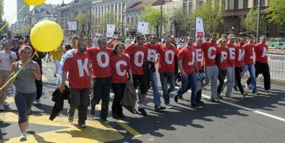 Manifestantes visten camisetas con el lema &quot;Kosovo es Serbia&quot;, ayer en el marat&oacute;n de Belgrado.  