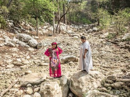 Janet y Norka, activistas de Fuerza de Mujeres Wayúu, posan en un río seco cercano a una multinacional minera que actúa en La Guajira, al norte de Colombia.