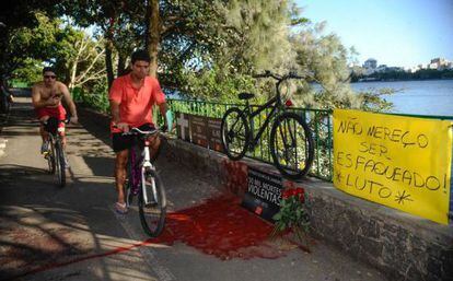 Un cartel y una bicicleta recuerdan la muerte de un deportista. 