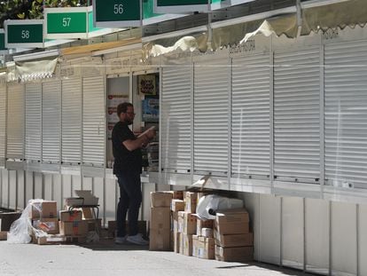 Preparativos para la 78ª edición de la Feria del Libro de Madrid, el año pasado.