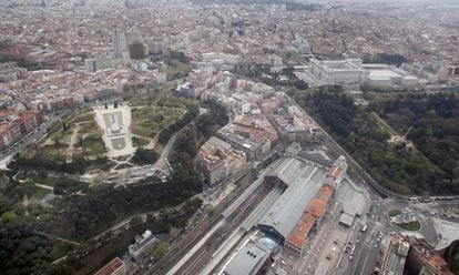 Terminada la guerra, la enorme parcela sobre la montaña de Príncipe Pío estuvo prácticamente abandonada durante décadas (hubo un proyecto frustrado para construir una gran sede de Falange Española y llegó a albergar en una parte unas canchas deportivas). A finales de los años sesenta se decidió instalar allí el Templo de Debod, alrededor del cual se construyó un gran parque (en la imagen, a la izquierda).