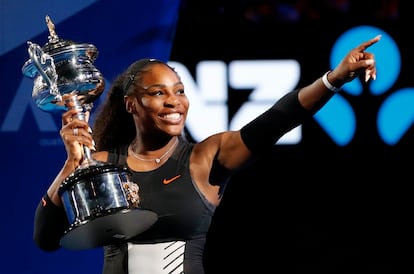 Serena Williams sostiene su trofeo número 23, en Melbourne, el 28 de enero de 2017