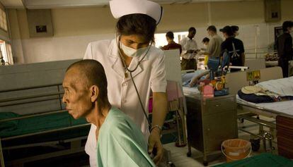 Una enfermera atiende a un paciente de sida en un hospitak tailand&eacute;s. 