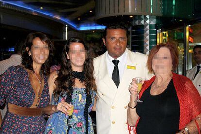 El capitán Francesco Schettino con tres pasajeras en un viaje anterior del <i>Concordia</i>.