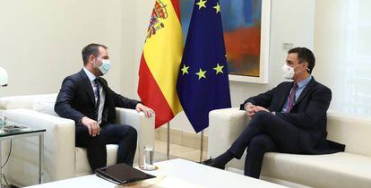 El vicepresidente de Meta, Javier Olivá, y el presidente del Gobierno, Pedro Sánchez, durante una reunión celebrada hoy en Madrid.
