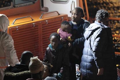 Llegada al puerto grancanario de Arguineguín de los 52 inmigrantes rescatados por Salvamento Marítimo.